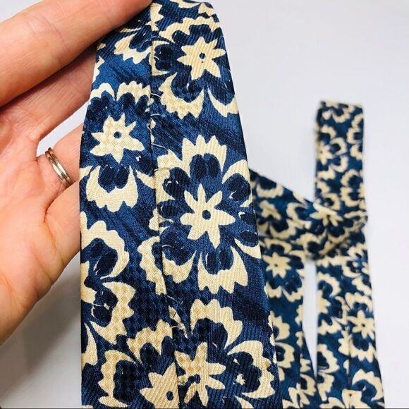 Oscar De La Renta Blue & Cream Floral Neck Tie - Picture 7 of 7